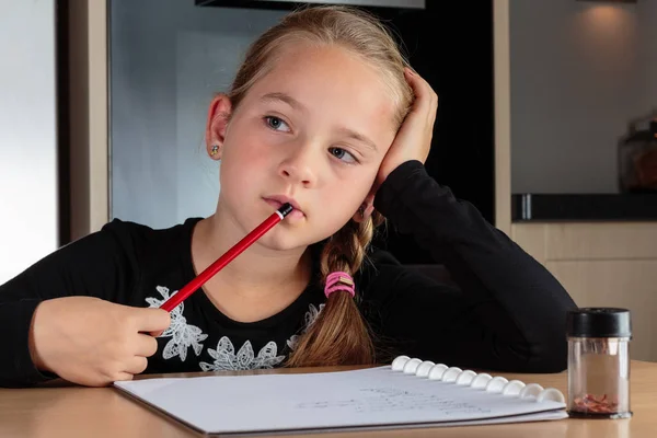 Chica soñando despierto haciendo la tarea — Foto de Stock