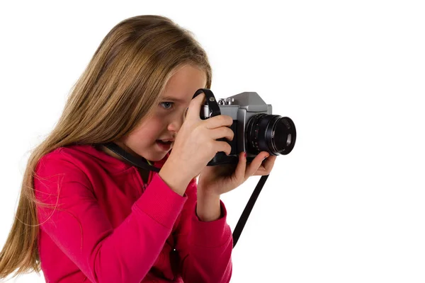 Vintage fotoğraf makinesi üzerinde beyaz izole kızla — Stok fotoğraf