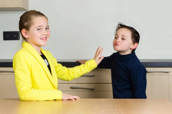 Niña rechaza niño tratando de besarla — Foto de Stock