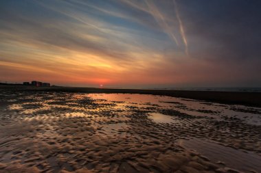 Dramatik renkli sunset Beach Ostend, Belçika