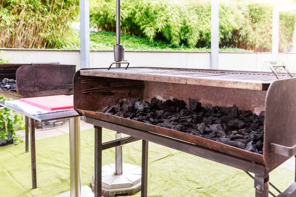 Carbone sul grande barbecue — Foto Stock