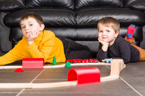 Crianças (meninos) brincando com trens de madeira — Fotografia de Stock