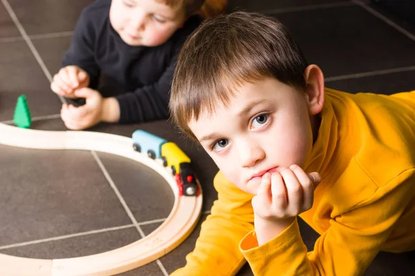 Kids (boys) playing with wooden trains — Stock Photo, Image