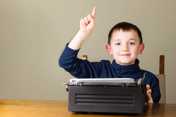 Malý chlapec zvyšování prst, Starý retro psací stroj — Stock fotografie