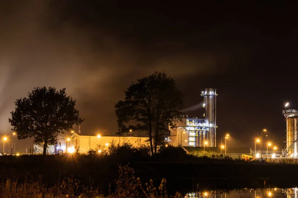 Petrokimya Rafinerisi geceleri. Tessenderlo, Flanders, Belçika, — Stok fotoğraf