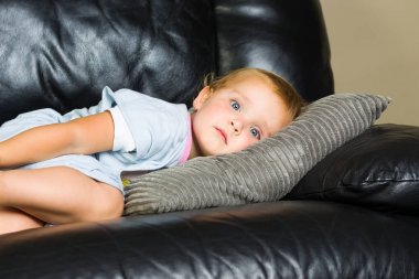 kanepede yatan çocuk