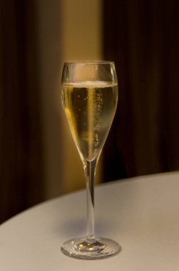 Bir bardak şampanya.