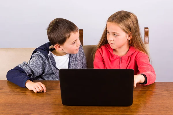 男の子と女の子のラップトップ — ストック写真