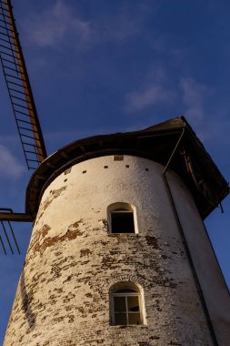 Beyaz rüzgar değirmeni