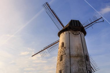 Beyaz rüzgar değirmeni