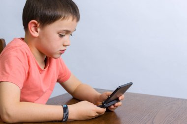 Video oyunu oynayan çocuk