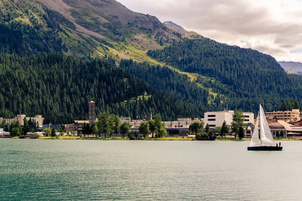 Żaglówka z białe żagle na jezioro St. Moritz, St. Moritz-Bad w tle — Zdjęcie stockowe