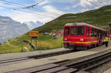 Jungfraujoch (üst Avrupa Kleine Scheidegg kırmızı trenle turist)