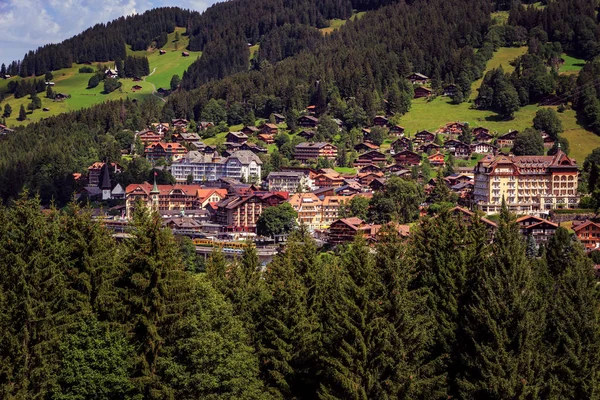 Widok na górskiej miejscowości Wengen, w lecie. Szwajcaria — Zdjęcie stockowe
