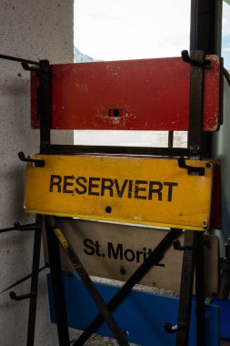 Bilgi işaretleri bir tren istasyonunda tren. St. Moritz, İsviçre