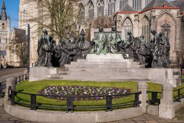 Ghent Van Eyck brothers güneşli bir bronz heykeli. Belçika