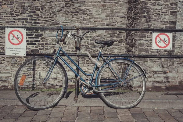Parked bike ignores parking prohibition signs — Stock Image Parked bike ignores parking prohibition signs Stock Image