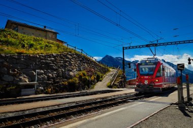 Kırmızı Rhb tren Alp Grum'a tren istasyonunda, Grisons, İsviçre.