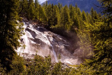 Val d' Anniviers, İsviçre'de Navisence nehri üzerindeki şelale