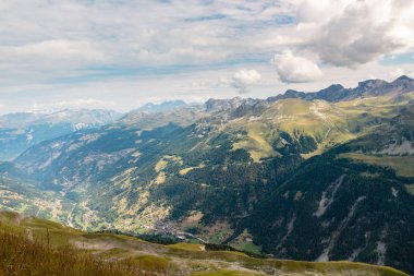 Val d 'Anniviers bulutlu yaz gününde