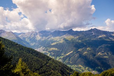 İsviçre Alplerinde yaz manzarası