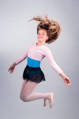 Genç dansçı kız atlıyor