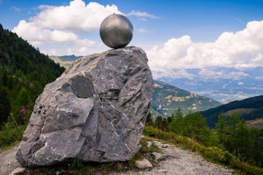 Gezegen yolundaki Uranüs Gezegeni. Saint-Luc, İsviçre