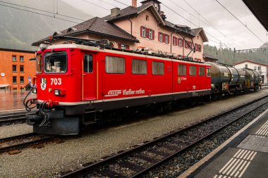 Pontresina tren istasyonunda kırmızı lokomotif