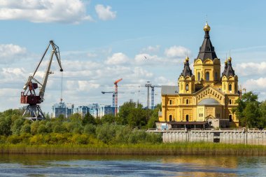 Nizhny Novgorod, Strelka. Alexander Nevsky Katedrali, bağlantı noktası ve inşaat Vinçler