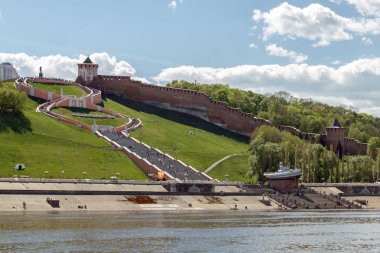 Nijniy Novgorod Kremlin ve Chkalov merdiven Volga Nehri üzerinden görünümü