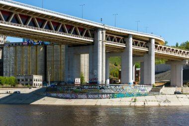 Nijniy Novgorod. Metro Köprüsü ve eski Asansör Oka Nehri'nin görünümü