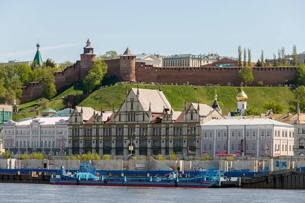Вид на Нижегородский Кремль и Нижне-Волжскую набережную с реки Волги — стоковое фото