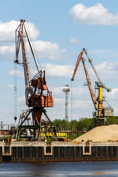 Hamnkranar befäst invid floden Volga — Stockfoto