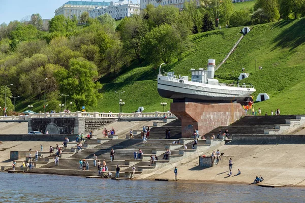 Нижний Новгород. Герой лодки под Чкаловской лестницей в выходные — стоковое фото