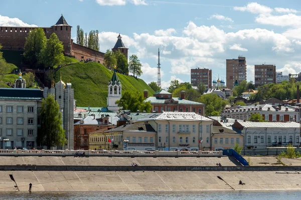 Нижегородский Кремль и старые дома на Нижне-Волжской набережной — стоковое фото