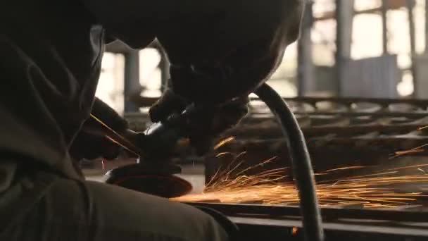 Welder in the Shop on His Haunches Grinder Grinds Steel Product Sparks Fly on the Street Day — Stock video