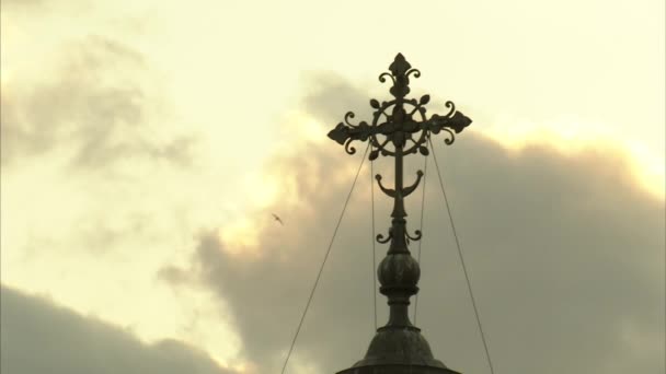 Ортодоксальный крест на фоне неба — стоковое видео