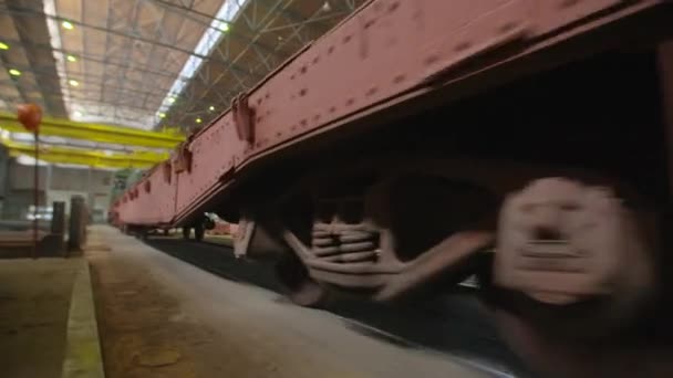 Зеленый Manewrowy поезд берет автомобиль внутри магазина — стоковое видео