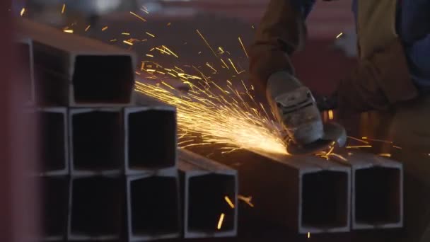 Welder in the Shop on His Haunches Grinder Grinds Steel Product Sparks Fly on the Street Day — ストック動画