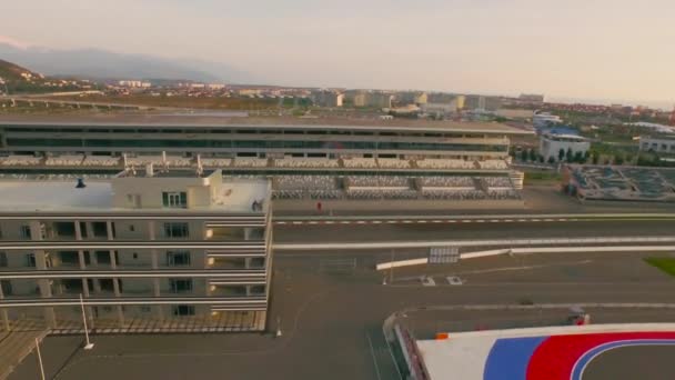 De vlucht van de Copter op Tribunali Track Formule 1 in Sotsji — Stockvideo