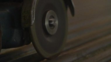 Yakın çekim testere disk öğütücü Sparks Fly adamın görmedim Panorama çerçeve vurulur