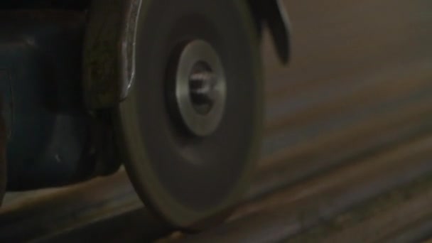 Close-Up Shot of the Sawing Disc Grinder Sparks Fly Man não é visto no quadro do Panorama — Vídeo de Stock