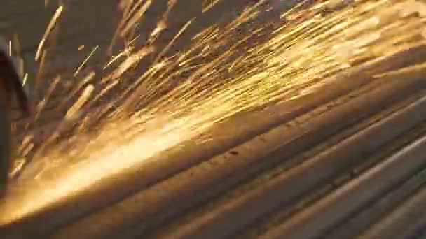 Close-up colpo di sega disco smerigliatrice Sparks Fly Man non è visto nella cornice di Panorama — Video Stock