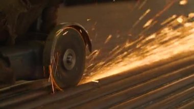 Adam testere değirmeni Metal değil Seen yüzüdür