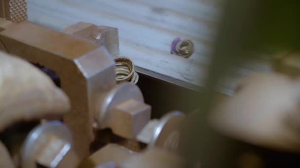 Pada Pembuatan Lathe With Metal Products Pemotong Hapus Logam Shavings Terlihat ke Tangan Manusia Dengan Sarung Tangan Kerja Close-Up — Stok Video