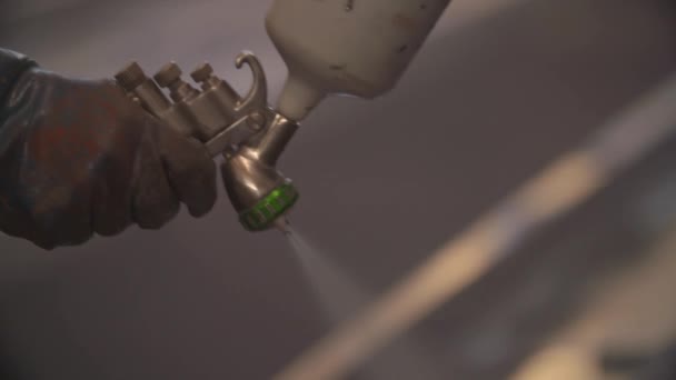 Mão com tinta de pulverização Metal na vista final do metal Videoclipe