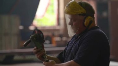 Hortum üzerinde değirmeni Cranking ve Metal parlatma adam