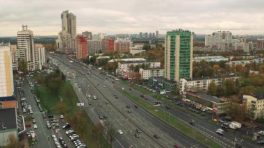 ZVENIGOROD karayolu, Moskova, araba aşağı üstten görünüm sokaklarda sonbaharda binmek