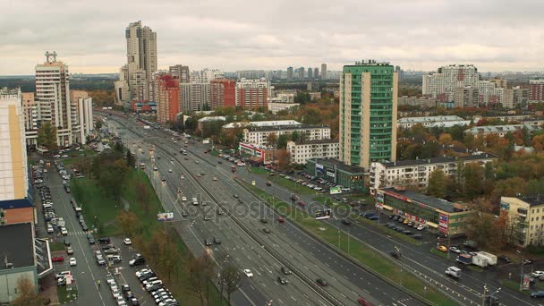 Αυτοκινητόδρομος Ζβενίγκοροντ στη Μόσχα, η θέα από την κορυφή προς τα κάτω αυτοκινήτου βόλτα στους δρόμους το φθινόπωρο — Αρχείο Βίντεο