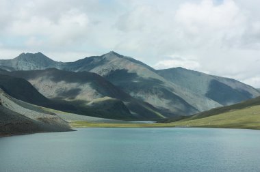 Dağlar arasında güzel göl